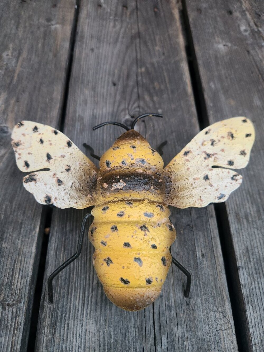 7 Inch Rustic Metal Bee Wall Hanging Garden Decor (SML)
